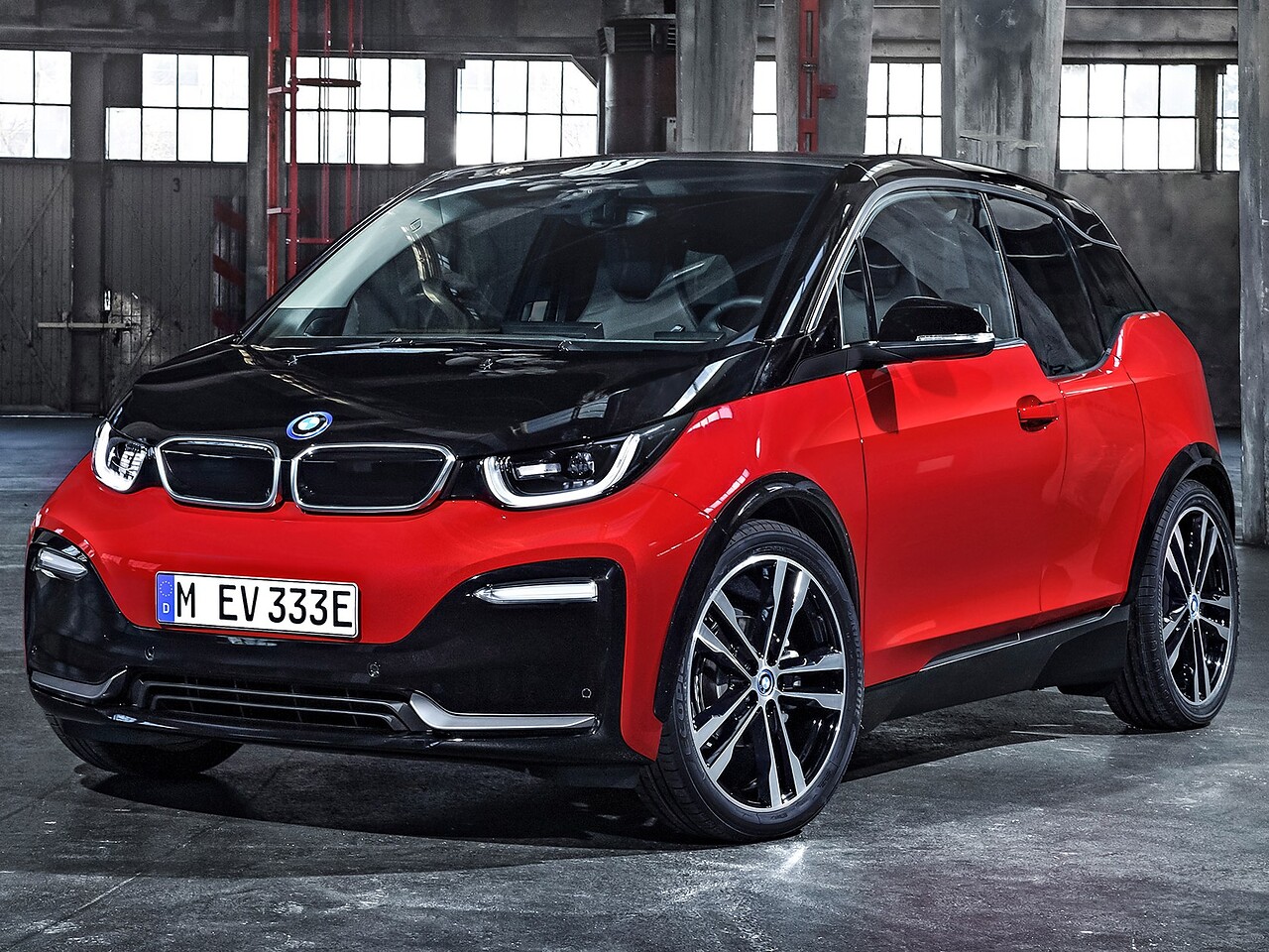 BMW i3 хэтчбек 5-дв. (I поколение рестайлинг, 2017 - 2020 г.в.): вид спереди сбоку в помещении
