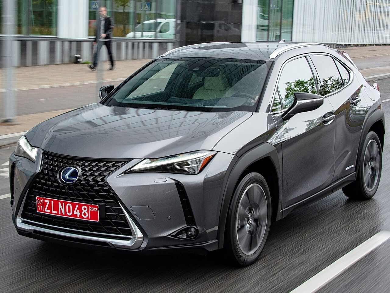 Lexus UX 2.0 AT #live (UX200): вид спереди сбоку на дороге