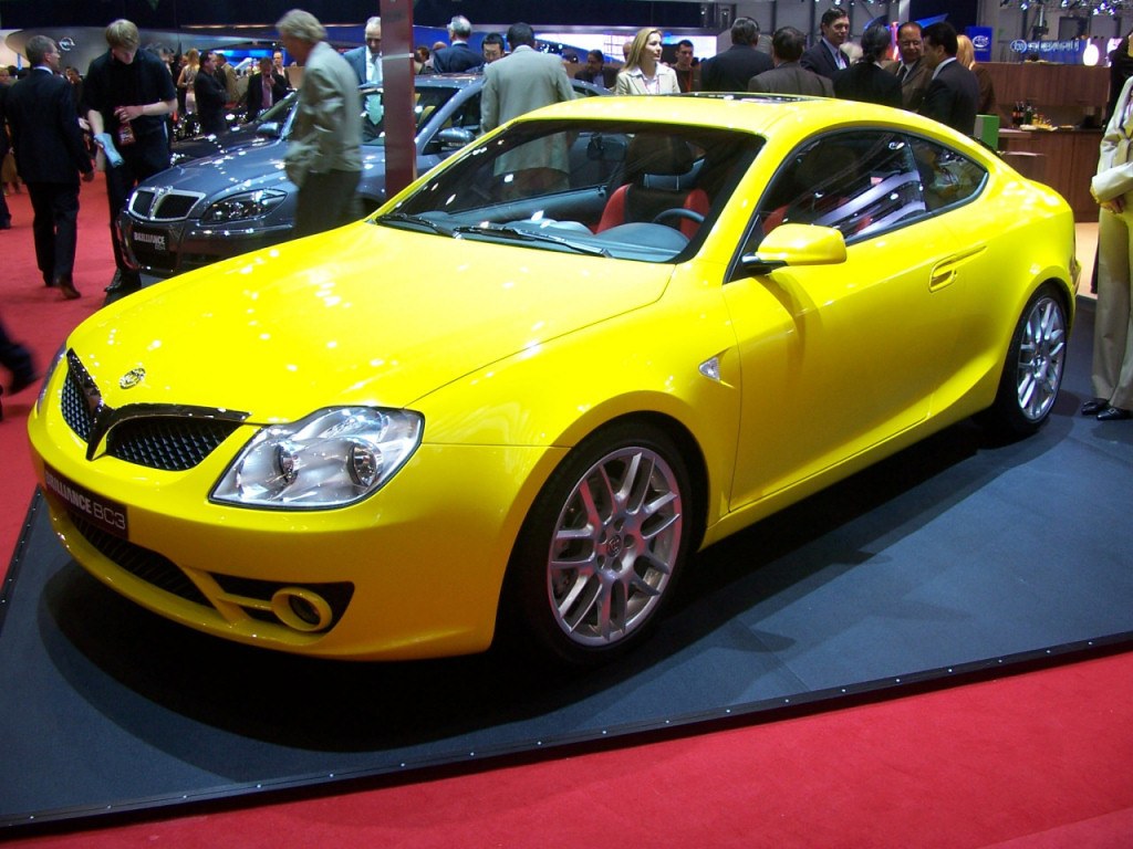Brilliance M3 (I поколение, 2008 - 2013 г.в.): вид спереди сбоку на стенде автосалона