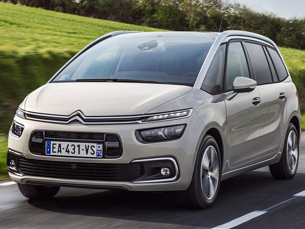 Citroen C4 Grand Spacetourer (I поколение, 2018 - 2020 г.в.): вид спереди сбоку на дороге