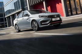 ВАЗ (Lada) Vesta Sport: вид спереди сбоку у здания
