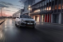 ВАЗ (Lada) Vesta Sport: вид спереди сбоку в движении