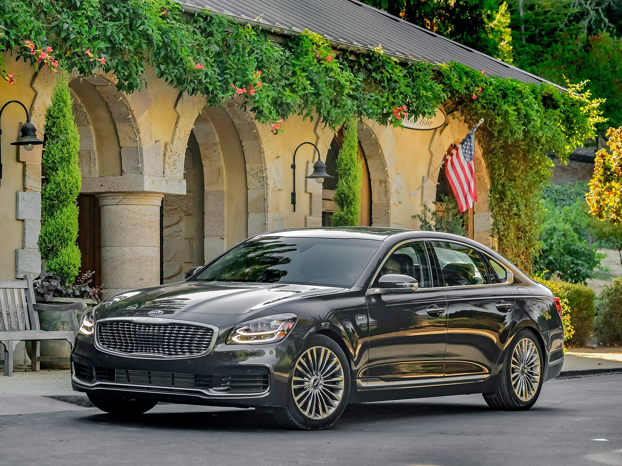 KIA K900 3.3 AT Premium: вид спереди сбоку у здания