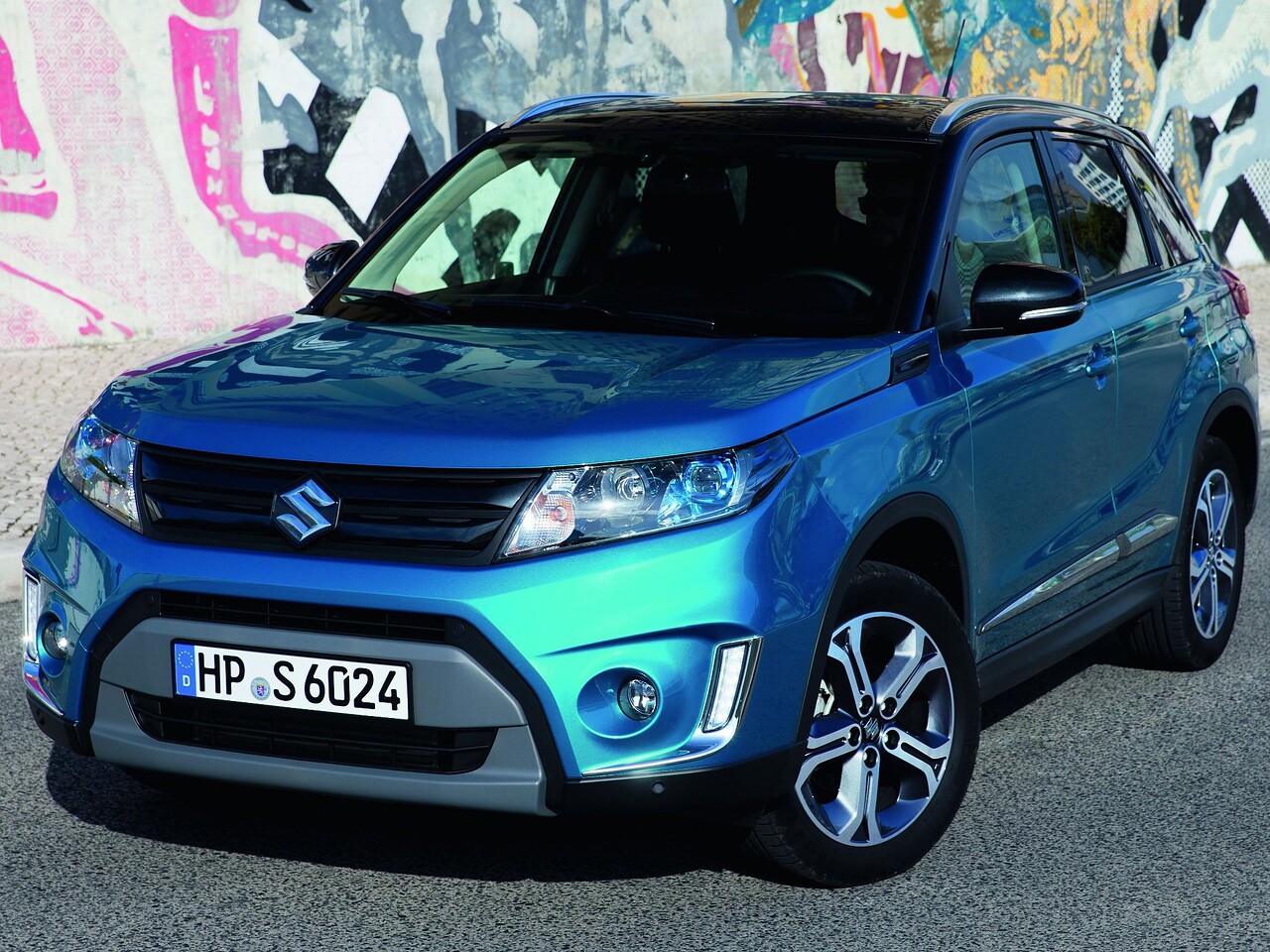 Suzuki Vitara 1.6 AT GL: вид спереди сбоку у стены