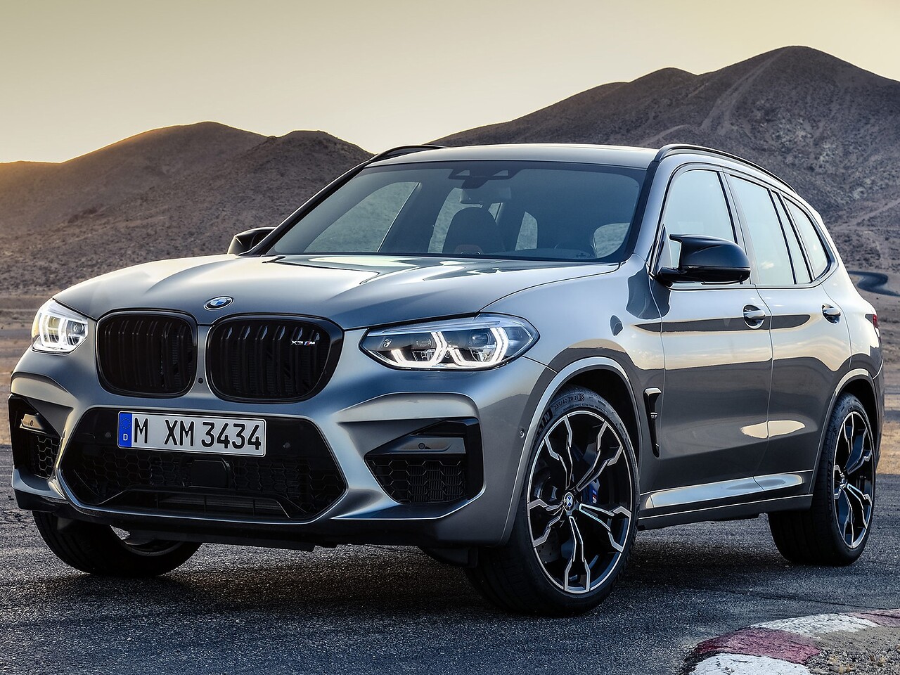 BMW X3 M (F97, 2019 - 2021 г.в.): вид спереди сбоку в горах