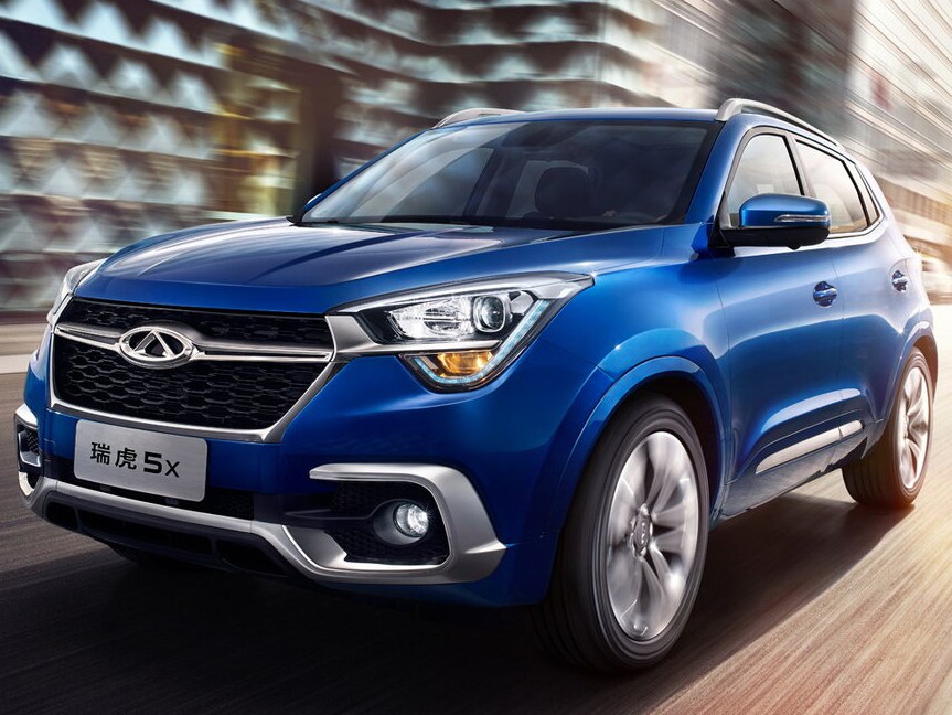 Chery Tiggo 4 (I поколение, 2017 - 2019 г.в.): вид спереди сбоку на дороге