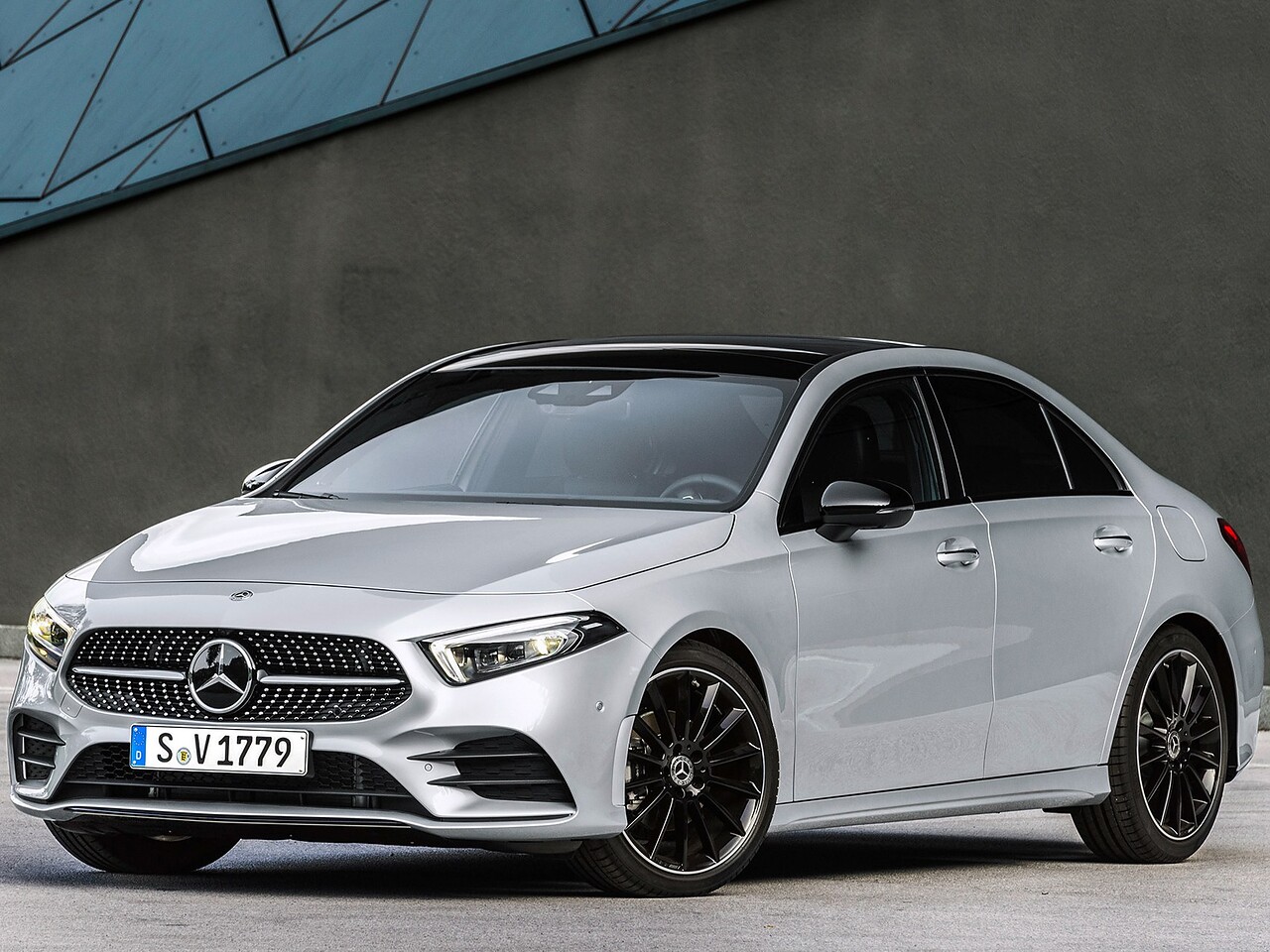 Mercedes-Benz A-Класс седан (V177, 2018 - 2022 г.в.): вид спереди сбоку у здания