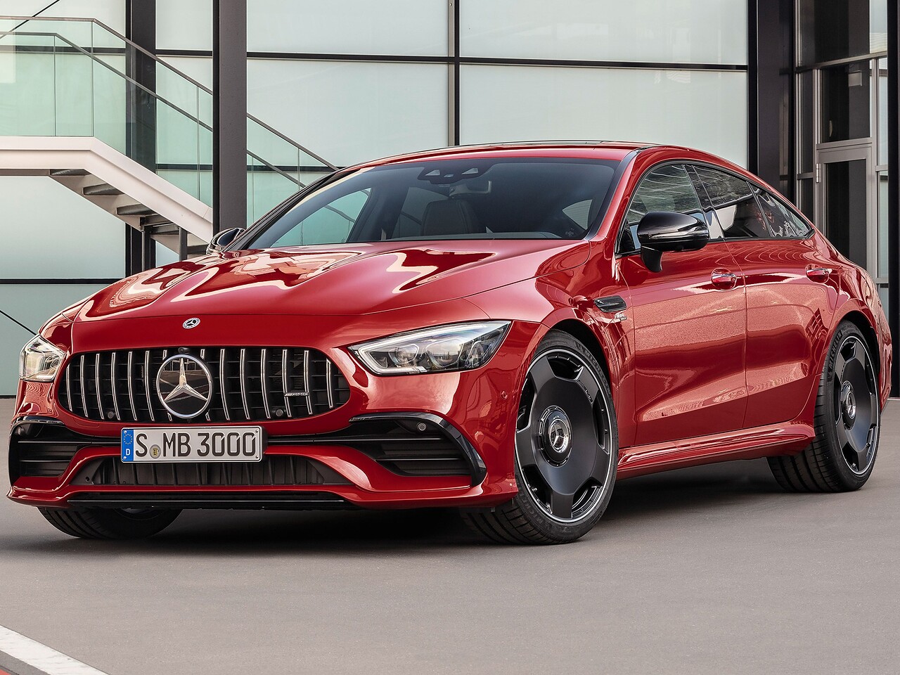 Mercedes-Benz AMG GT лифтбек (X290, 2018 - 2022 г.в.): вид спереди сбоку у здания