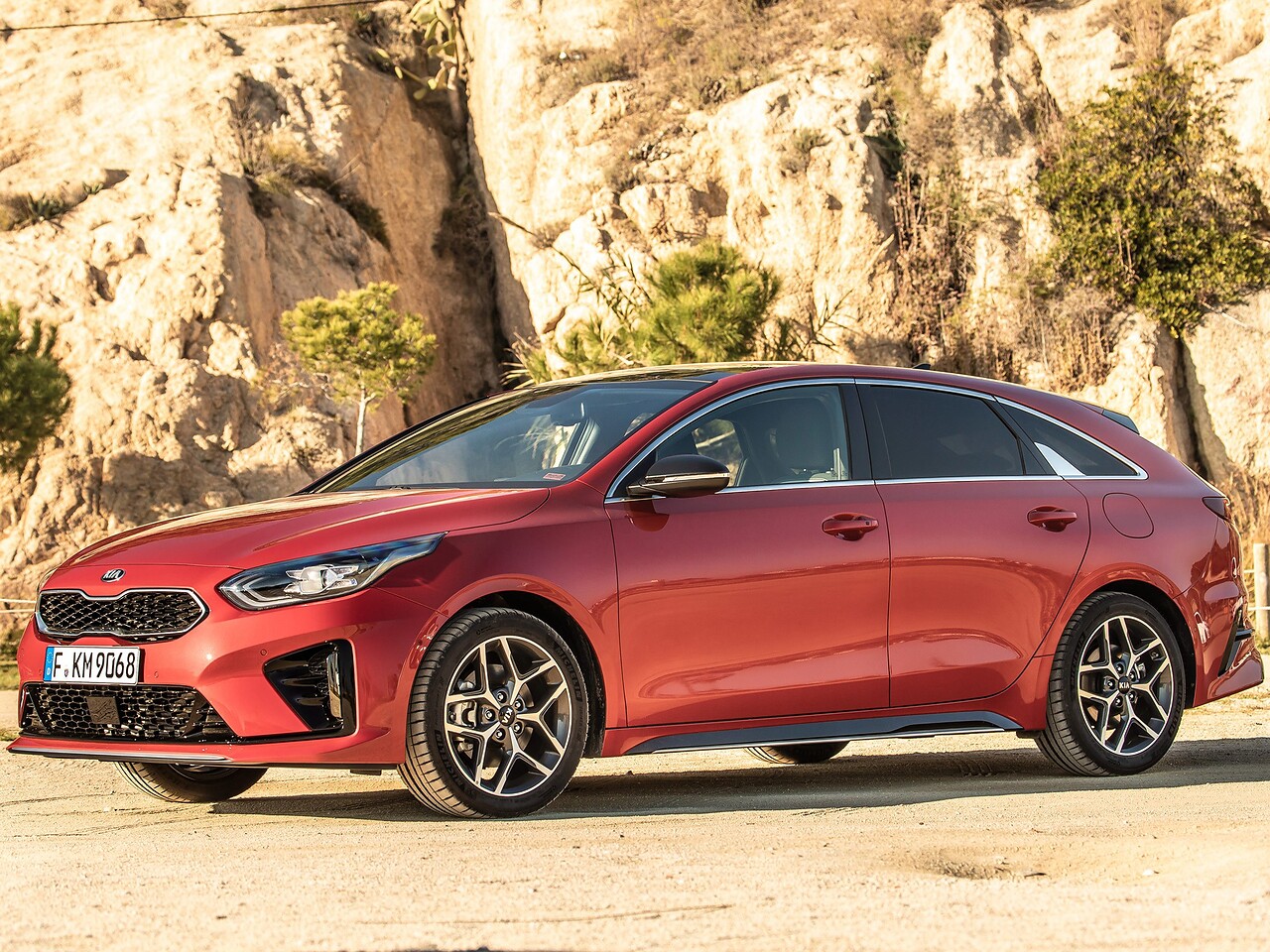 KIA ProCeed универсал (III поколение, 2018 - 2021 г.в.): вид сбоку у скал