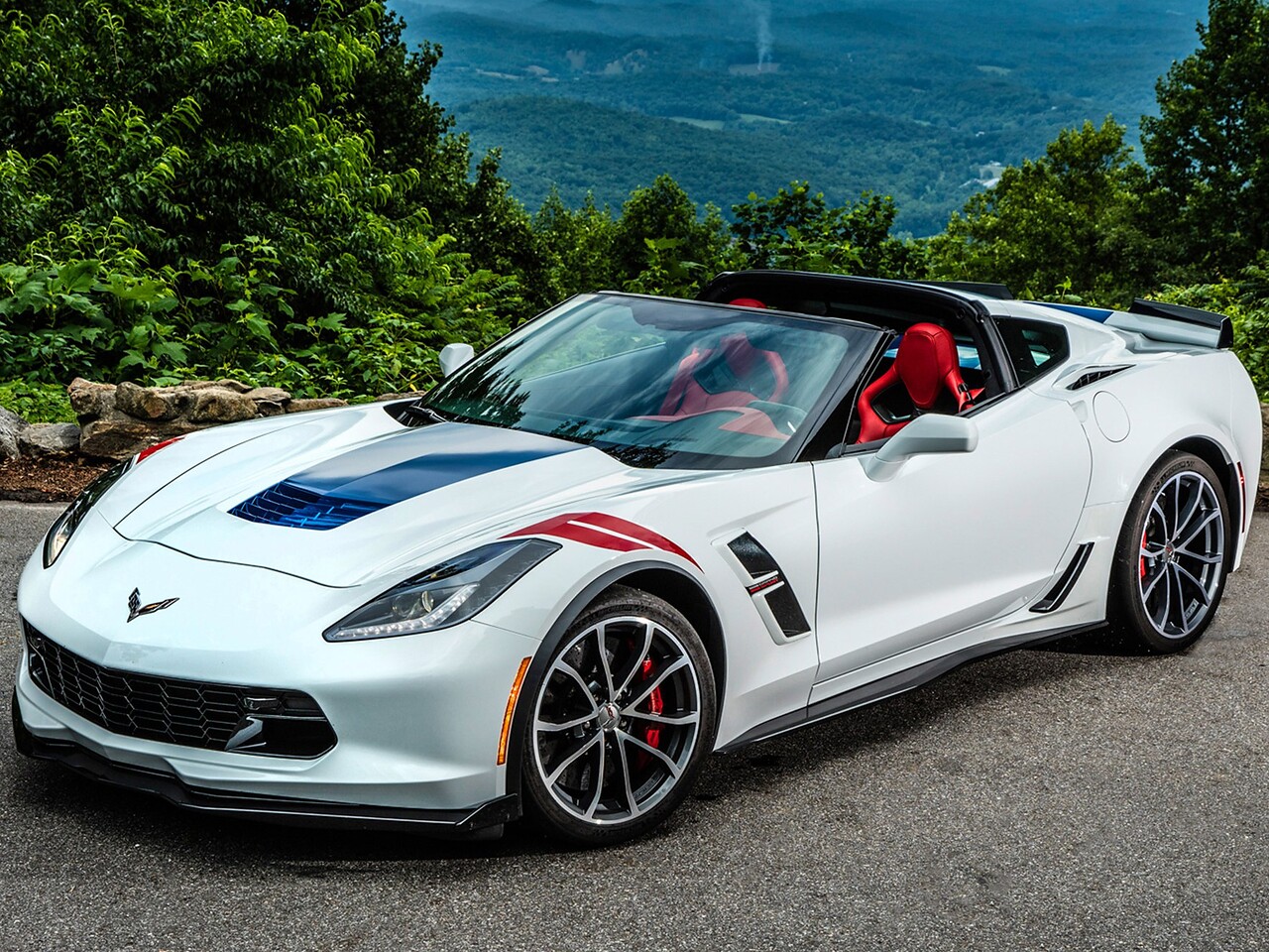 Chevrolet Corvette Grand Sport (C7, 2013 - 2019 г.в.): вид спереди сбоку