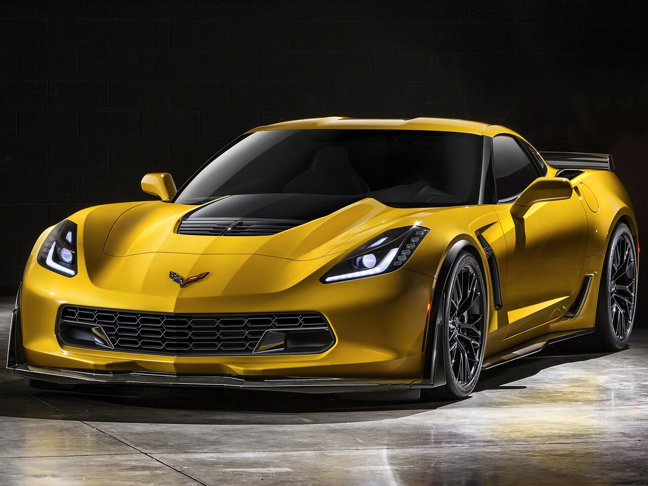 Chevrolet Corvette Z06 (C7, 2013 - 2019 г.в.): вид спереди сбоку