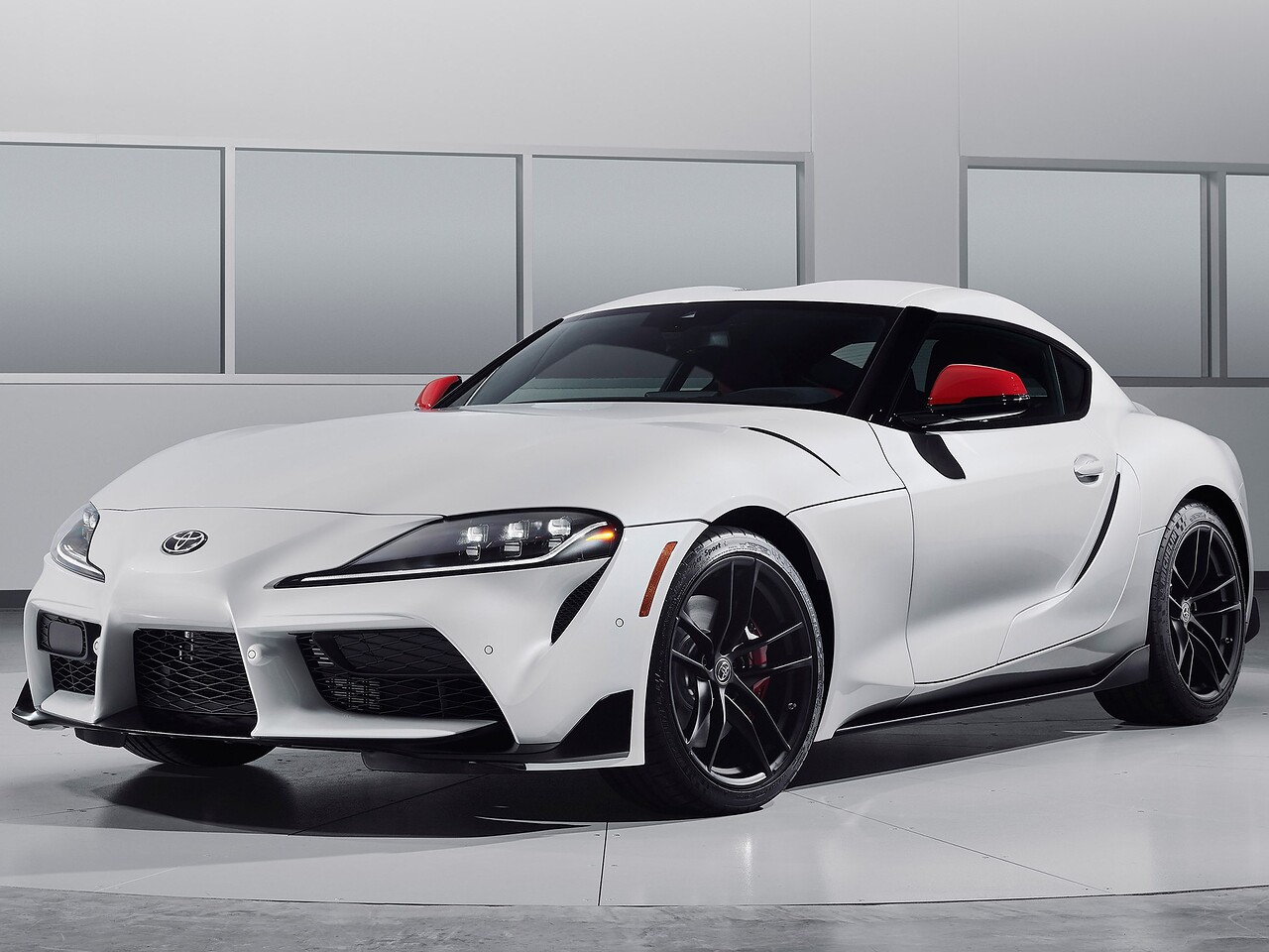 Toyota Supra (A90, 2019 - 2021 г.в.): вид спереди сбоку