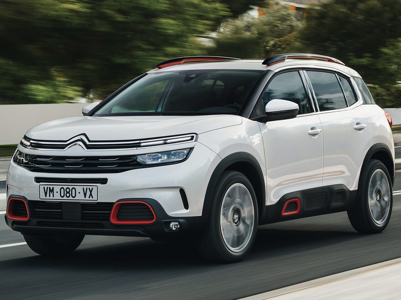 Citroen C5 Aircross 1.6 AT Feel: вид спереди сбоку на дороге