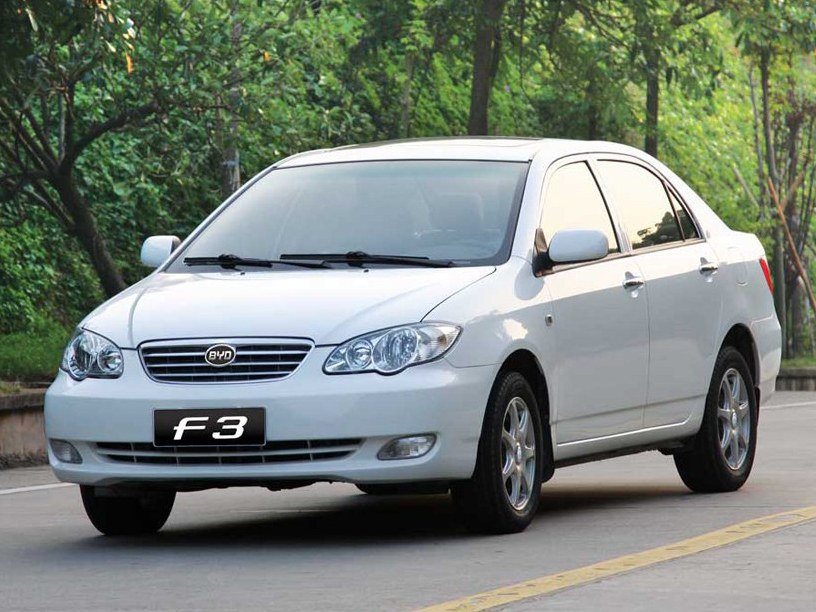 BYD F3 седан (I поколение, 2005 - 2013 г.в.): Белый седан на дороге в зелёной лесной обстановке