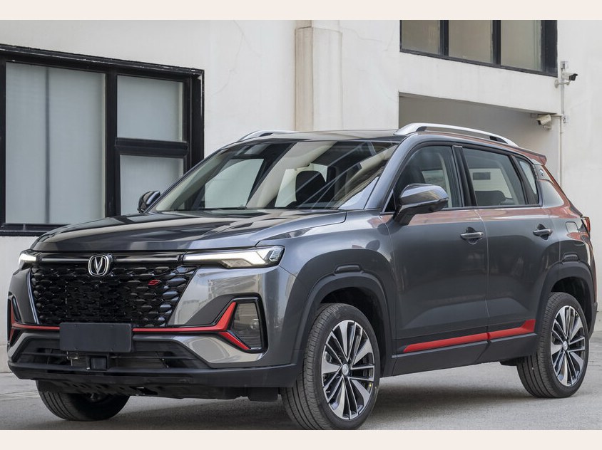 Changan CS35 Plus: вид спереди сбоку у здания