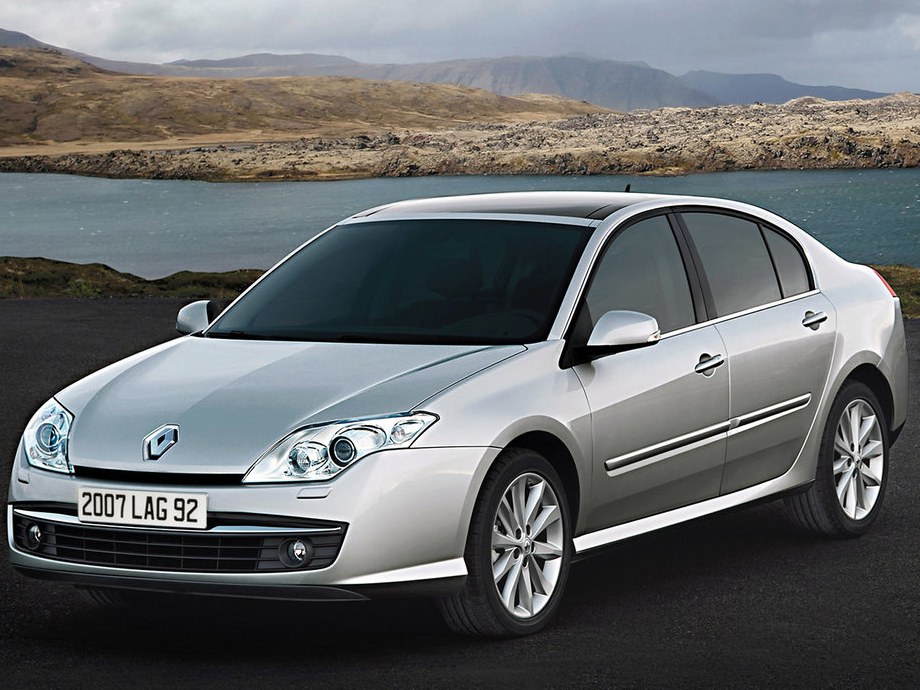 Renault Laguna лифтбек (III поколение, 2007 - 2010 г.в.): вид спереди сбоку у воды