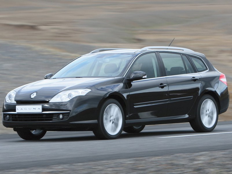 Renault Laguna универсал (III поколение, 2007 - 2010 г.в.): вид спереди сбоку на дороге