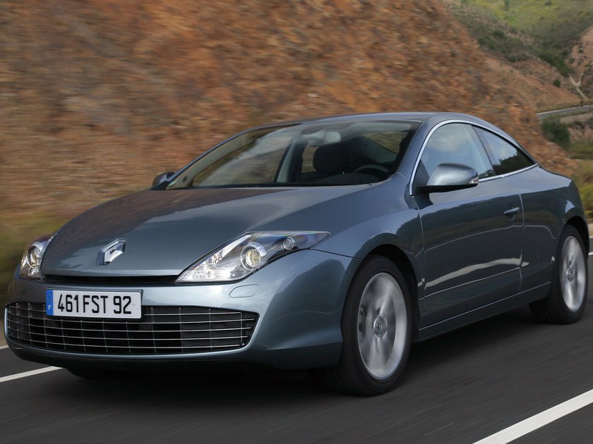 Renault Laguna купе 2.0 dCi AT Expression: вид спереди сбоку на дороге