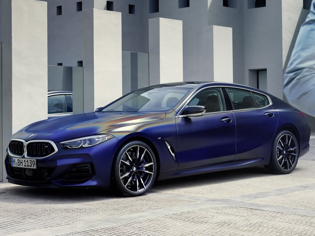 BMW 8-я серия Гран Купе 3.0 4x4 AT M 50 Years Special Edition (840d): вид спереди сбоку у здания