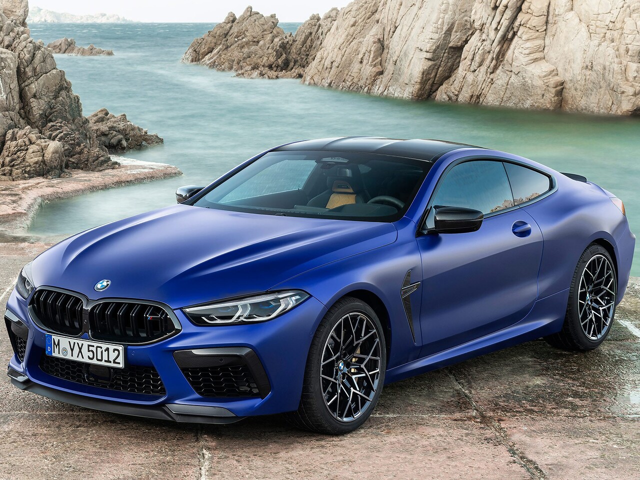 BMW M8 купе 4.4 AT Базовая: вид спереди сбоку у воды