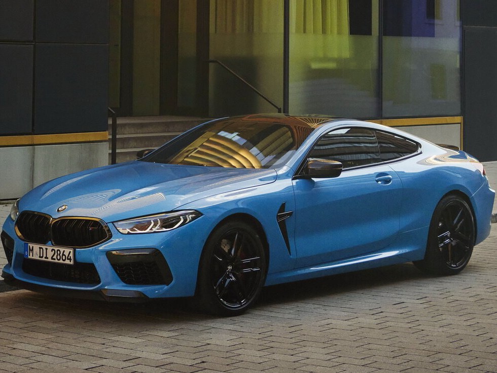 BMW M8 купе (F92 рестайлинг, 2022 - 2022 г.в.): вид спереди сбоку у здания