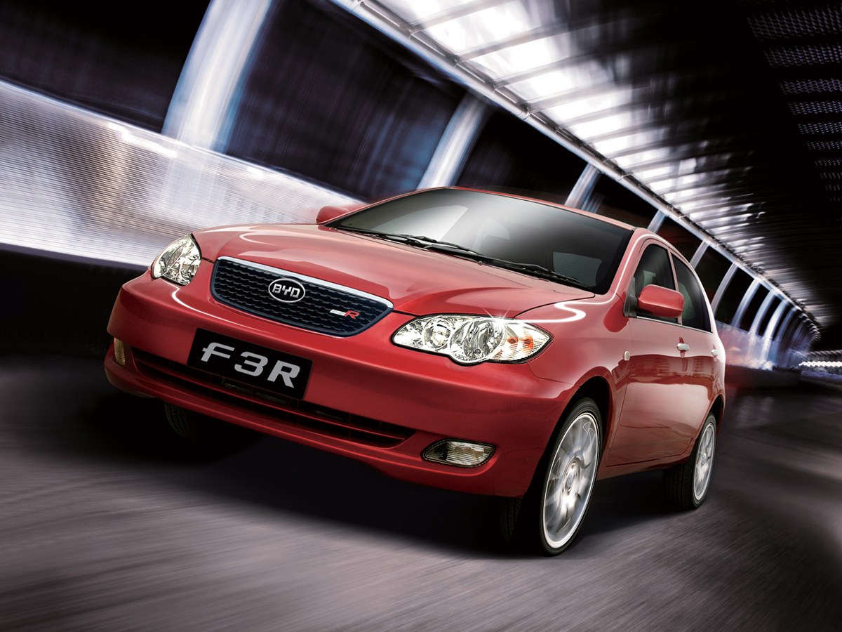 BYD F3R хэтчбек 5-дв. (I поколение, 2007 - 2013 г.в.): вид спереди сбоку в движении в тоннеле