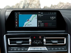 BMW M8 кабриолет 4.4 AT M 50 Years Special Edition: салон экран
