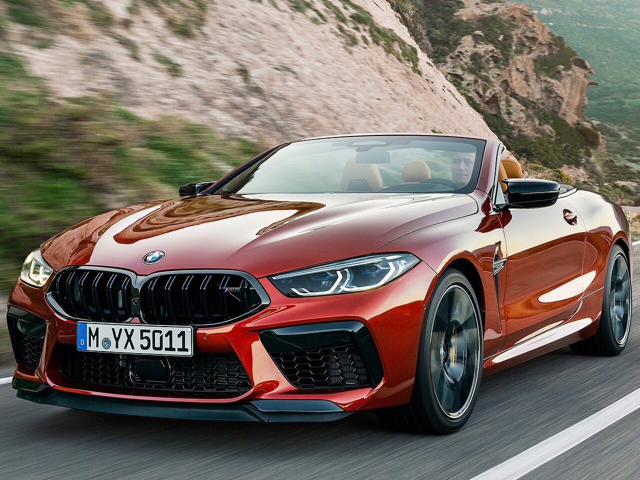 BMW M8 кабриолет (F91, 2019 - 2022 г.в.): вид спереди сбоку на дороге