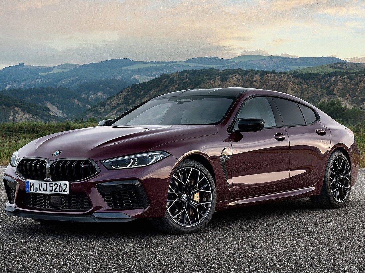 BMW M8 Гран Купе (F93, 2019 - 2022 г.в.): вид спереди сбоку на дороге