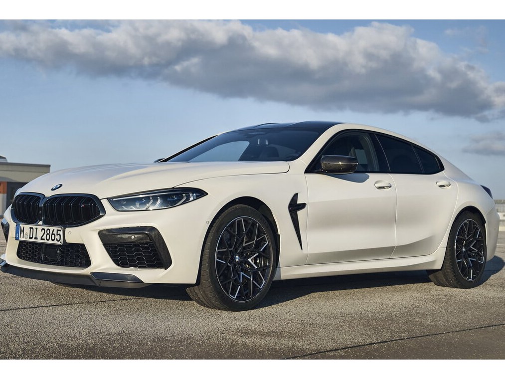BMW M8 Гран Купе: вид спереди сбоку