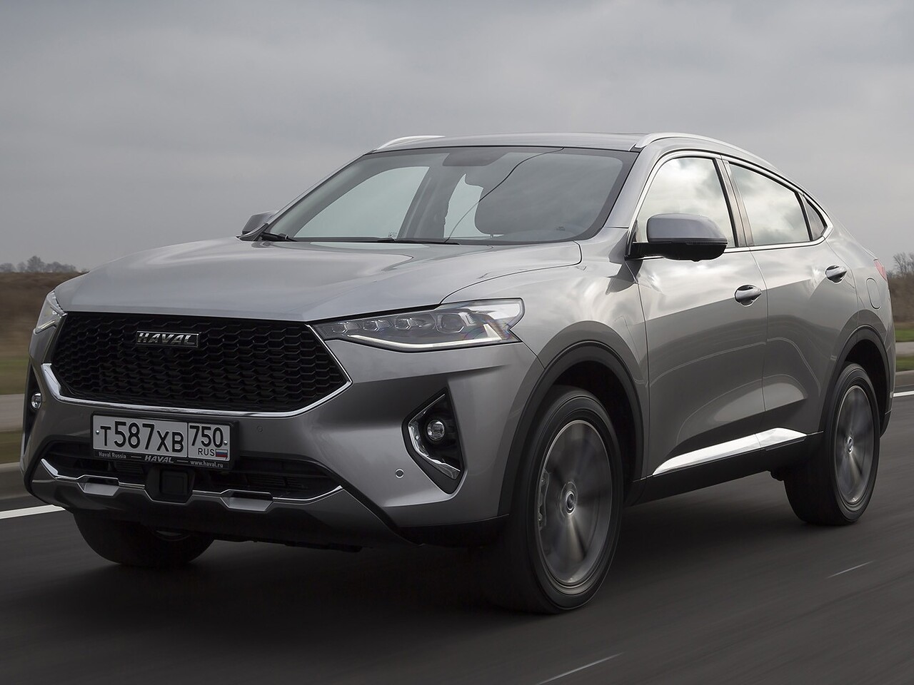 Haval F7x (I поколение, 2019 - 2022 г.в.): вид спереди сбоку на дороге