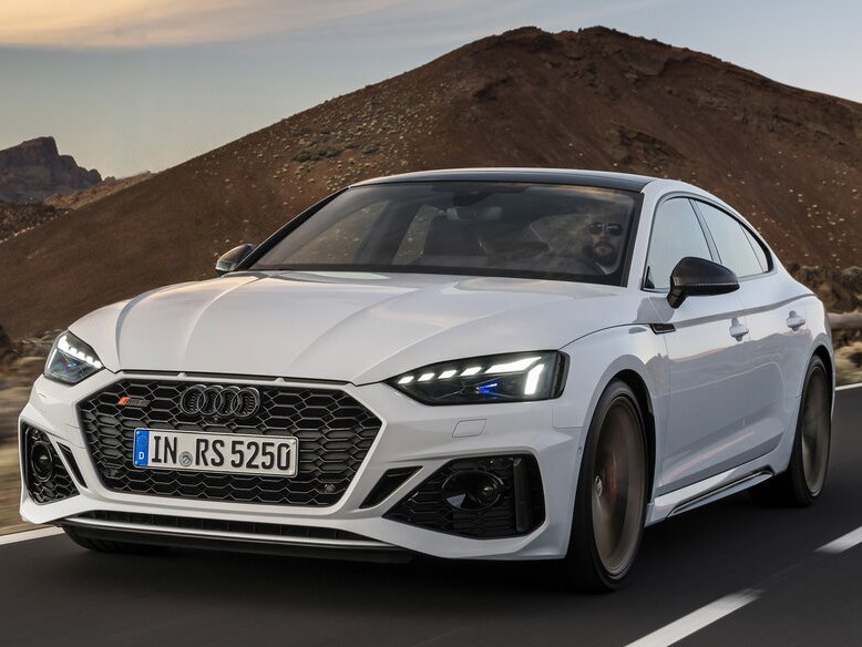 Audi RS5 лифтбек (II поколение рестайлинг, 2019 - 2022 г.в.): вид спереди сбоку на дороге