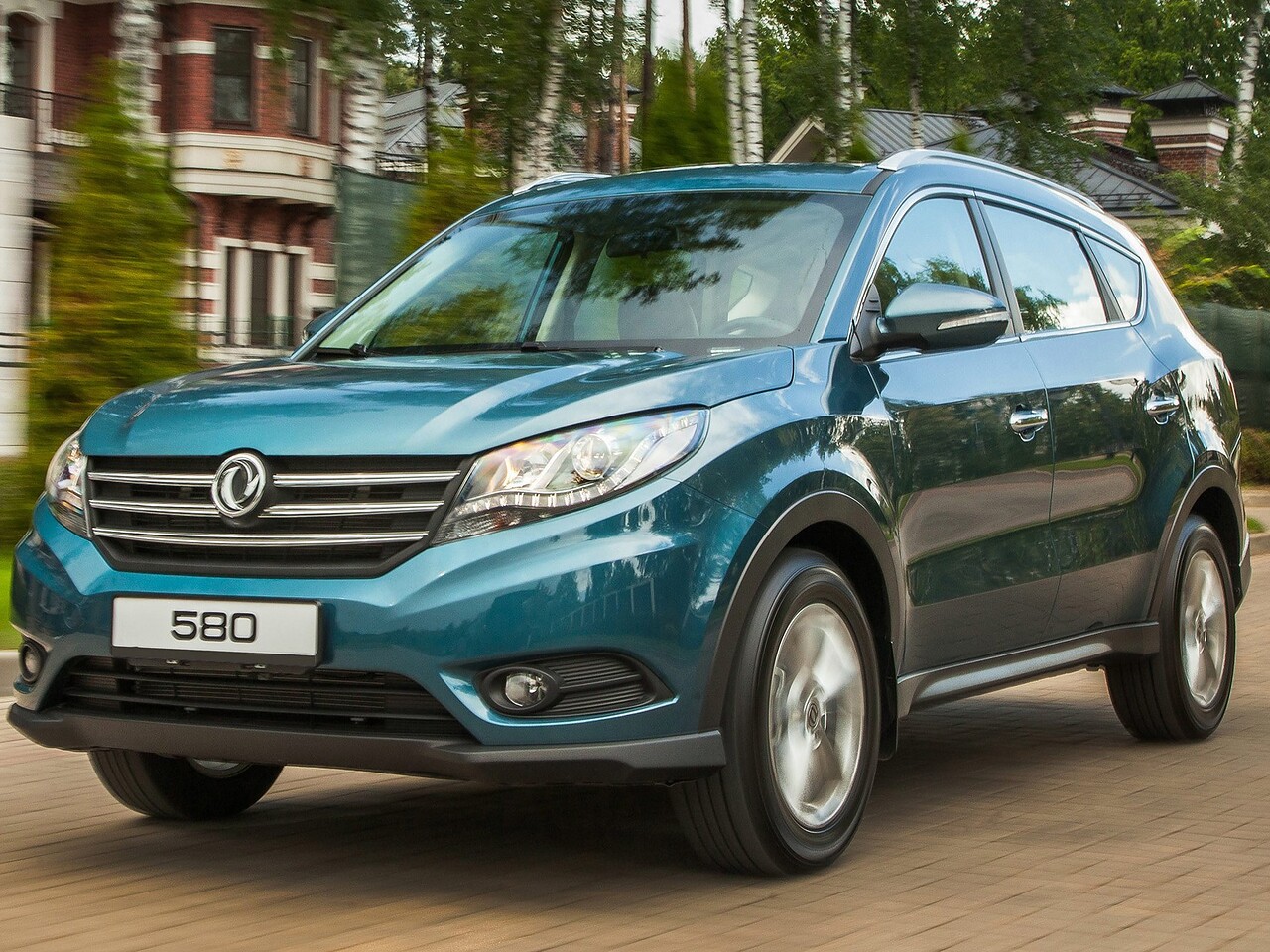 Dongfeng 580: вид спереди сбоку у здания