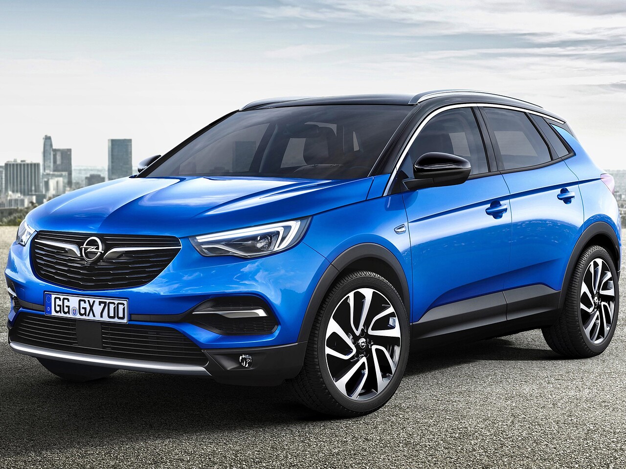Opel Grandland X 1.6 AT Cosmo: вид спереди сбоку на дороге