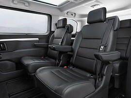 Opel Zafira Life 2.0d 4x4 MT Innovation (L): салон, задний ряд сидений