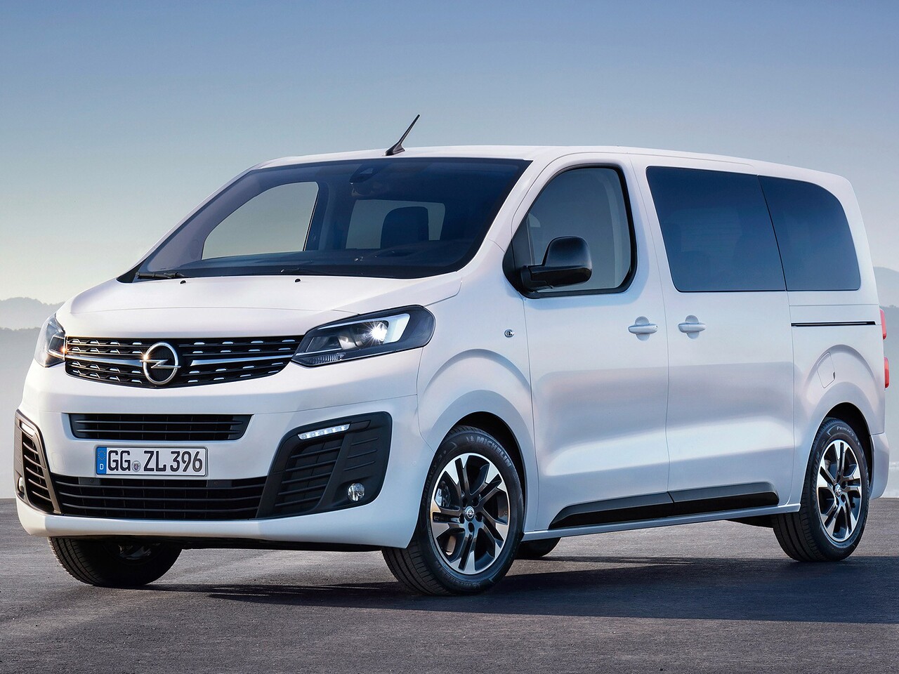 Opel Zafira Life 2.0d 4x4 MT Innovation (L): вид спереди сбоку