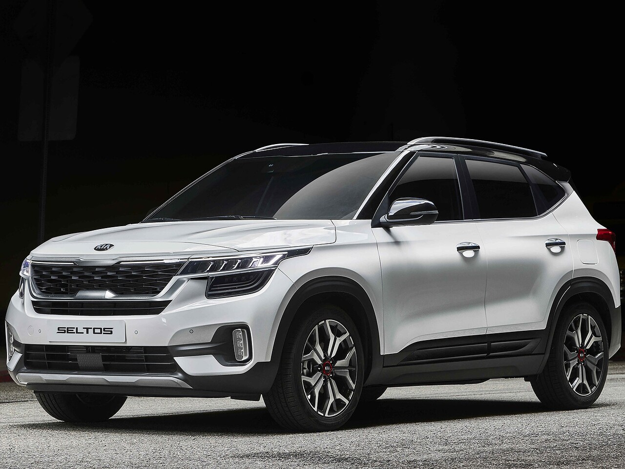KIA Seltos: вид спереди сбоку