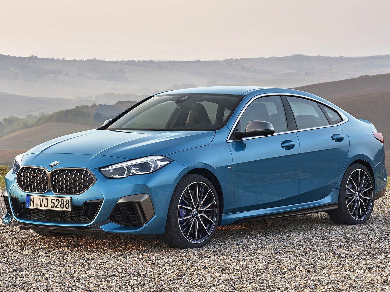 BMW 2 Gran Coupe седан: вид спереди сбоку