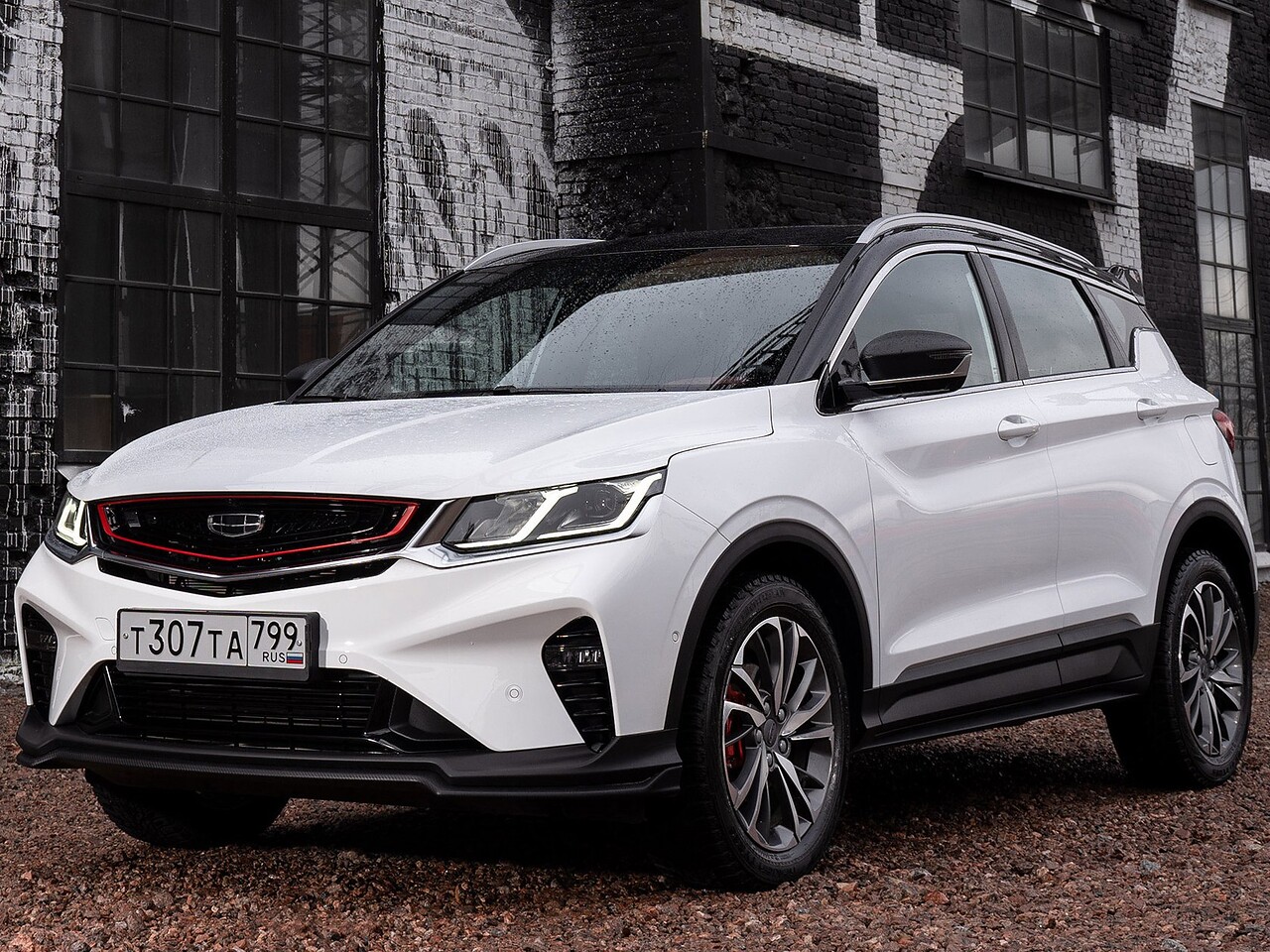 Geely Coolray 1.5 AT Flagship: вид спереди сбоку у здания