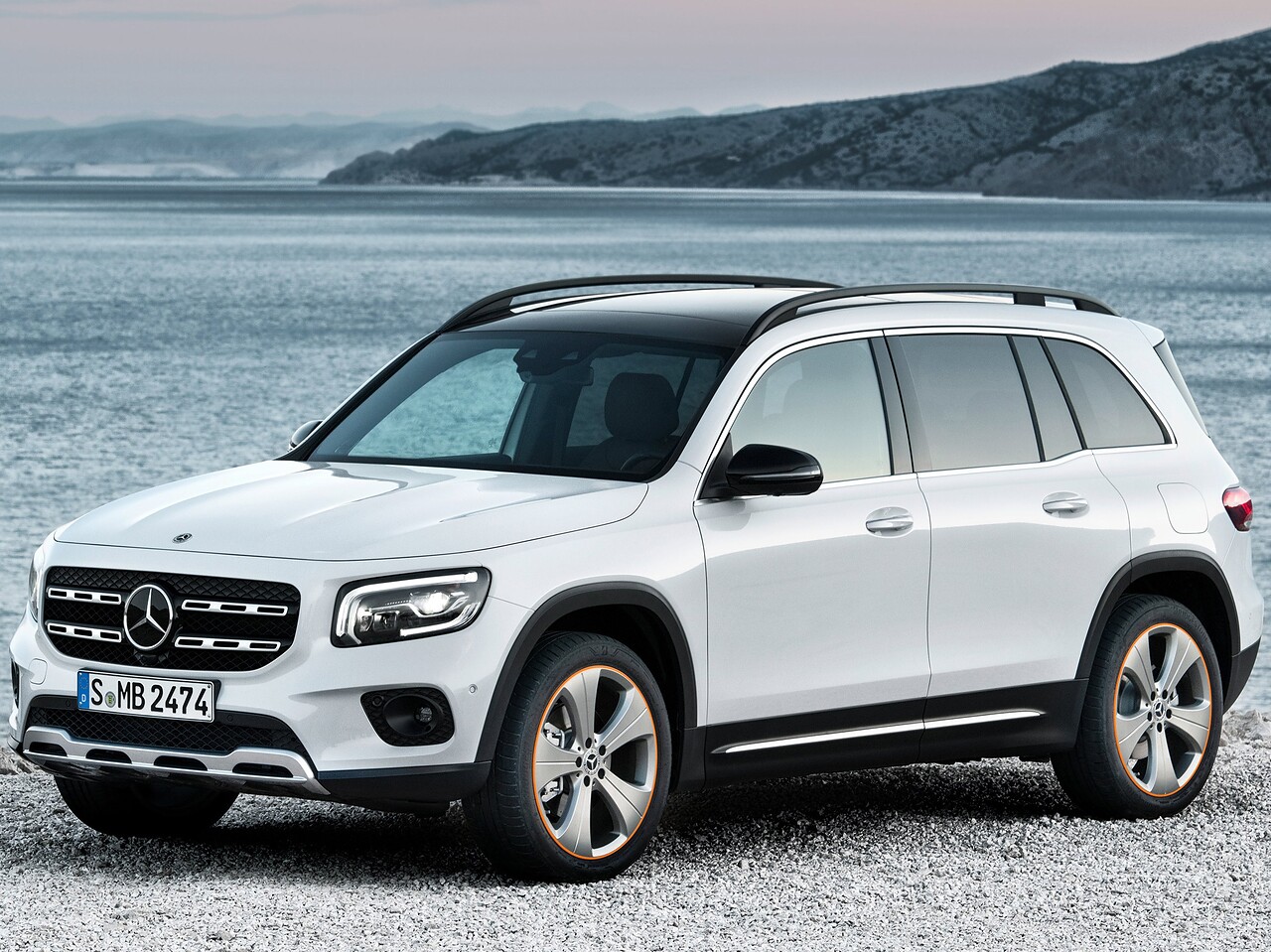 Mercedes-Benz GLB-Класс (X247, 2019 - 2022 г.в.): вид спереди сбоку у воды