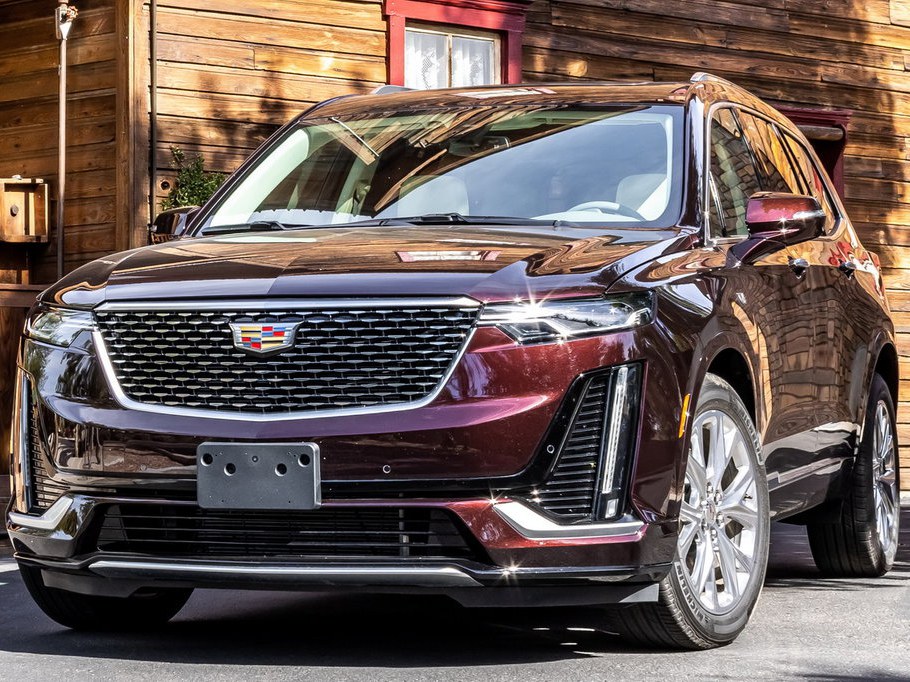 Cadillac XT6 2.0 AT Sport: вид спереди сбоку у здания