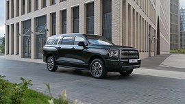 Haval H5: вид спереди сбоку у здания