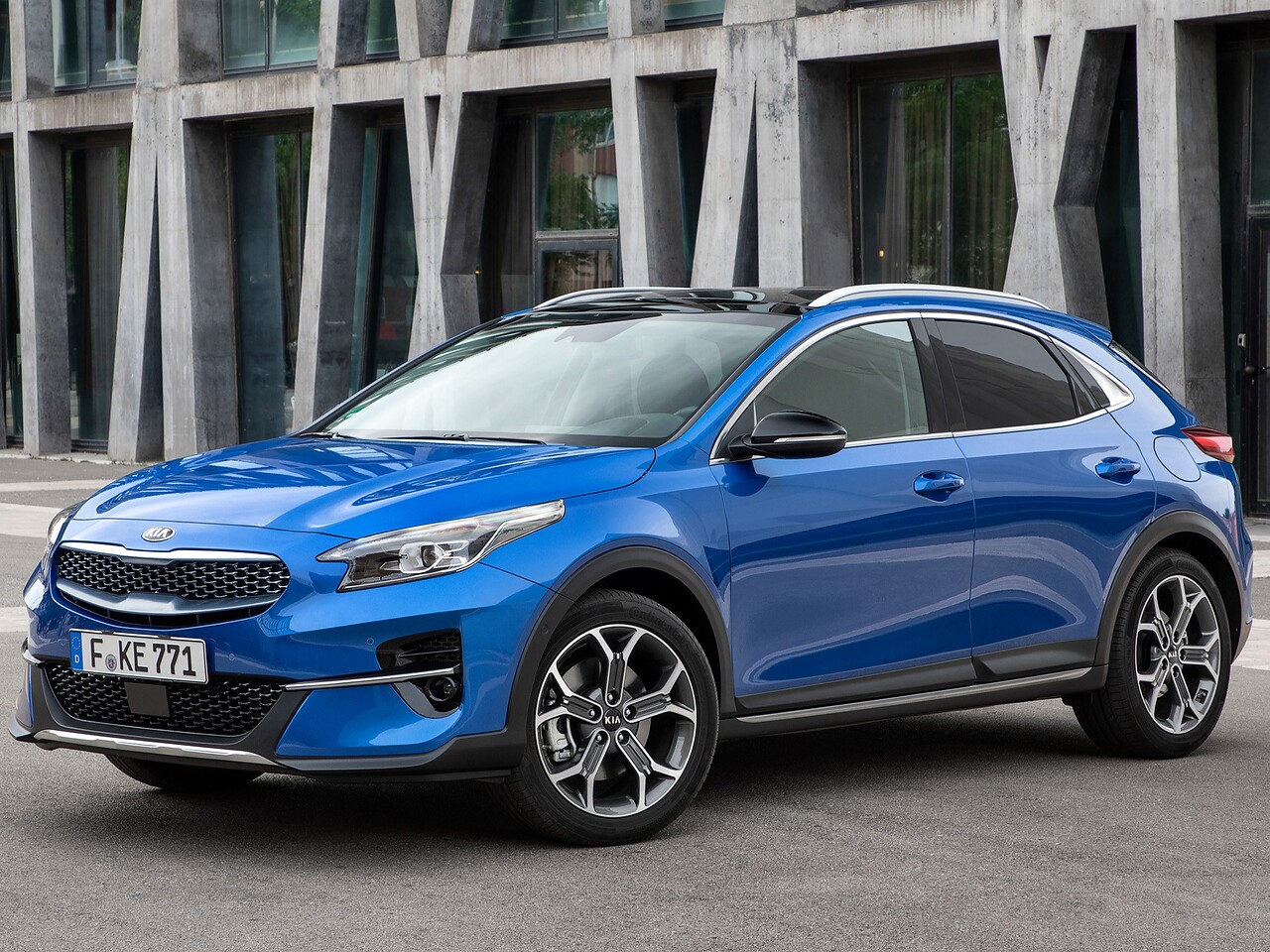 KIA XCeed хэтчбек 5-дв. (I поколение, 2019 - 2022 г.в.): вид спереди сбоку у здания