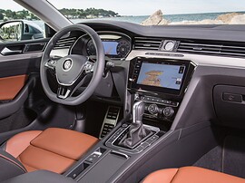 Volkswagen Arteon (I поколение, 2017 - 2020 г.в.): салон, руль и панель приборов