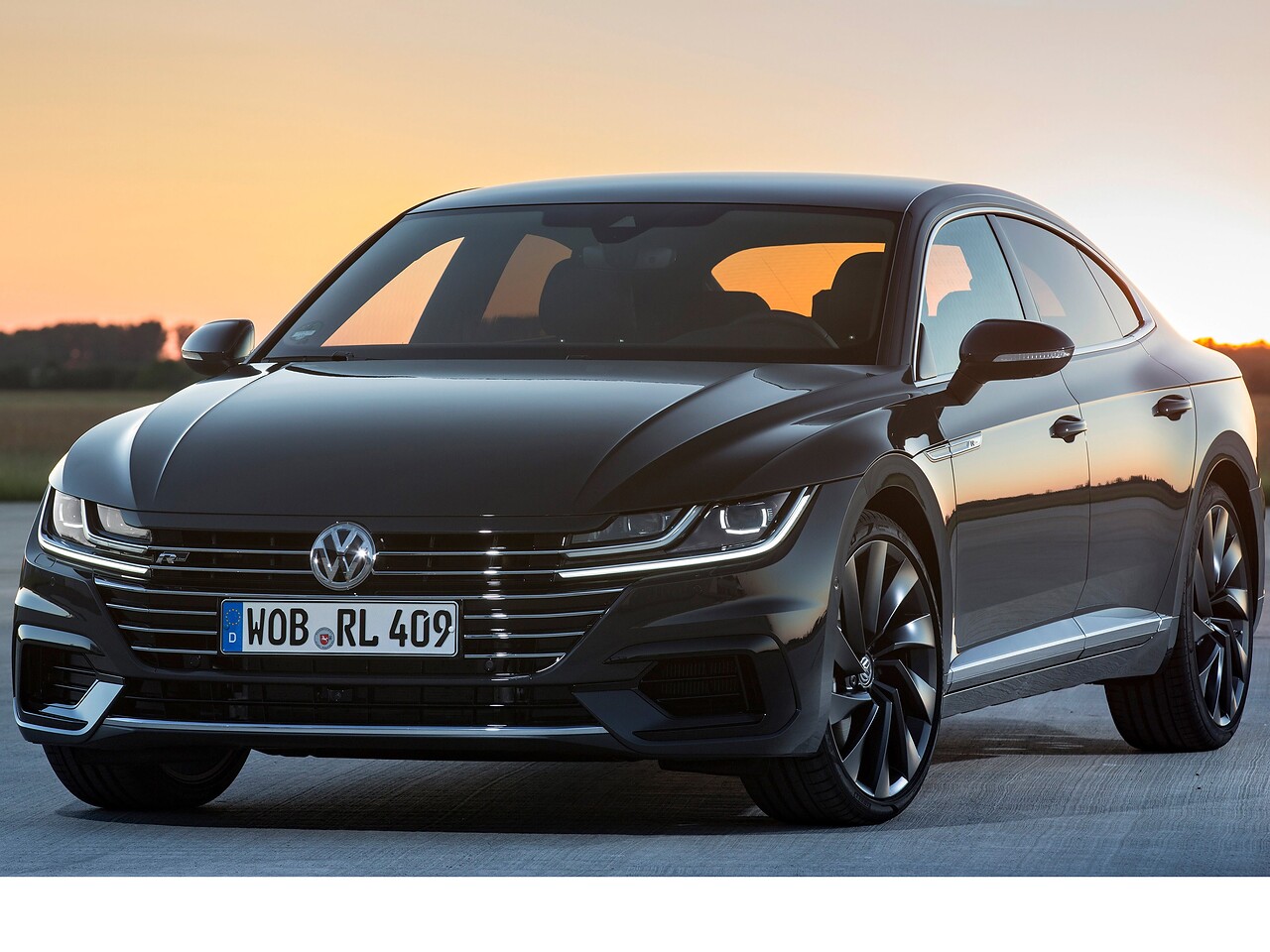 Volkswagen Arteon (I поколение, 2017 - 2020 г.в.): вид спереди сбоку