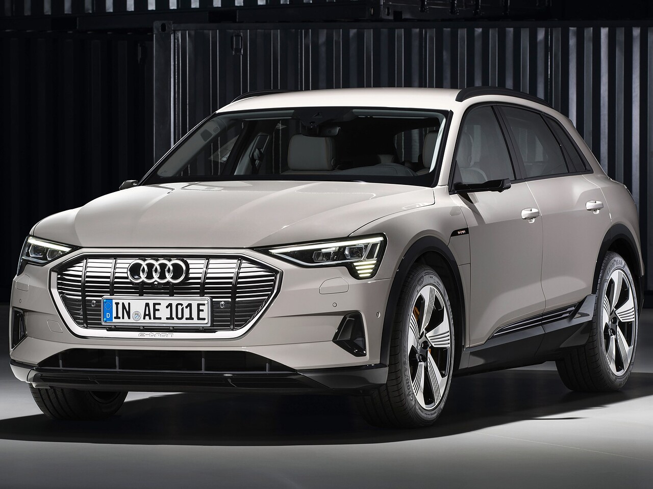 Audi e-tron (I поколение, 2018 - 2022 г.в.): вид спереди сбоку в помещении