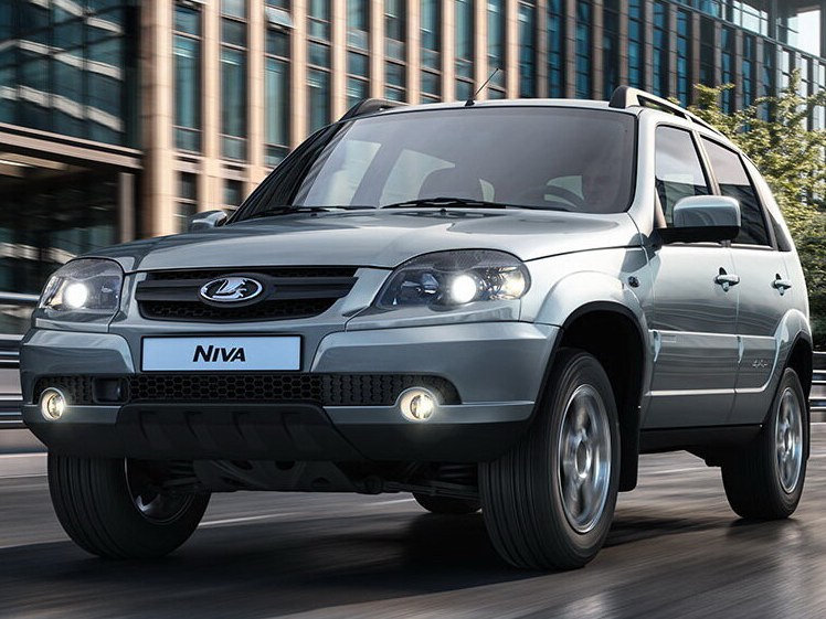 ВАЗ (Lada) Niva 1.7 MT Comfort Off-road Plus: вид спереди сбоку у здания