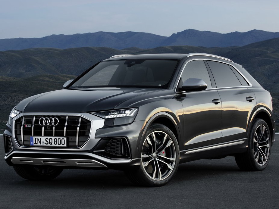Audi SQ8 (I поколение, 2019 - 2021 г.в.): вид спереди сбоку у гор