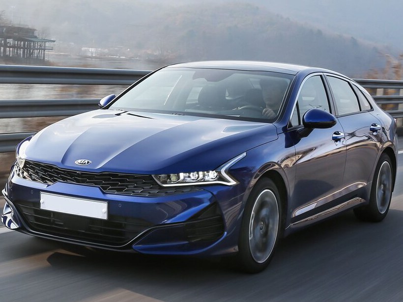 KIA K5: вид спереди сбоку у моста