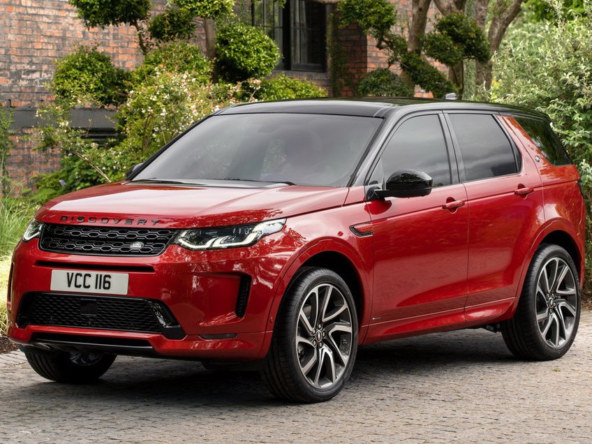 Land Rover Discovery Sport 2.0 (200 л.с.) 4WD AT R-Dynamic S: вид спереди сбоку у каменного здания